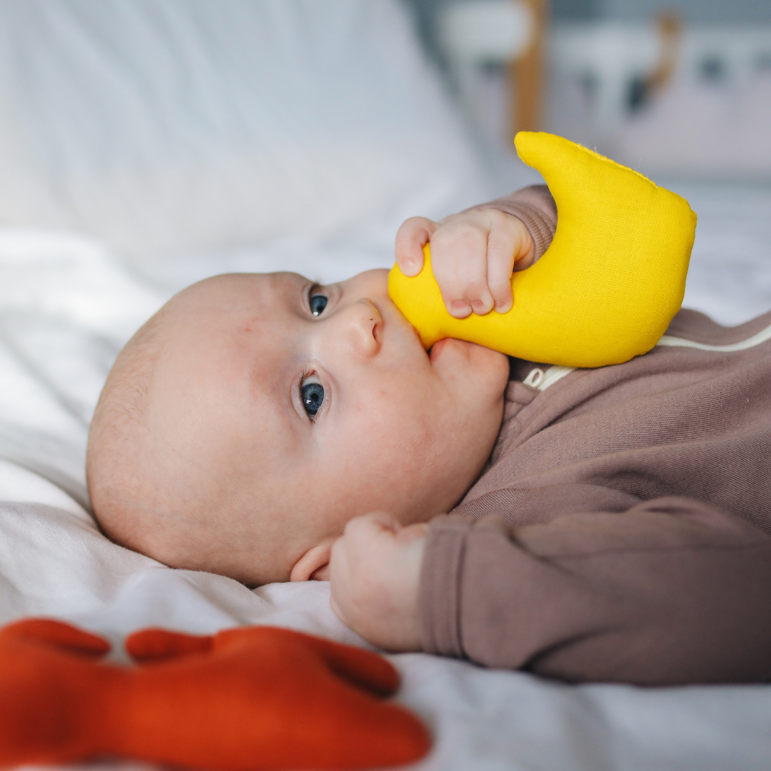 baby met maan knuffel